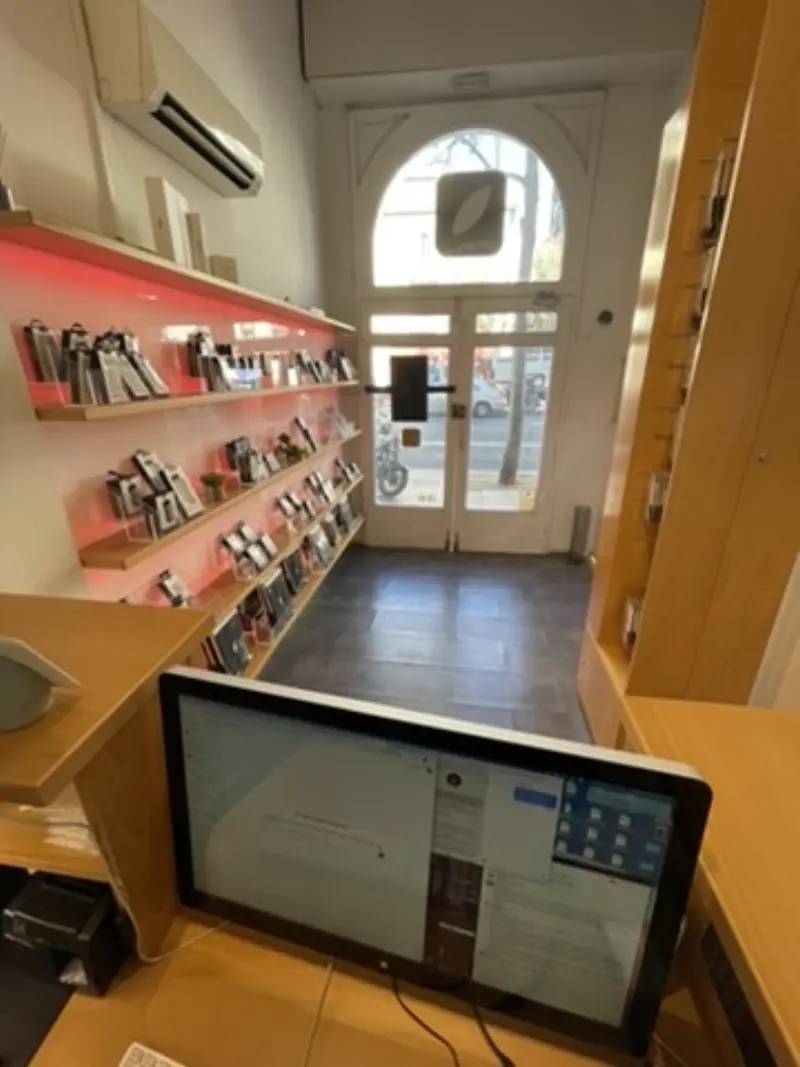 Mostrador de Santifer desde el punto de vista del empleado — iMac con Airtable abierto, citas programadas