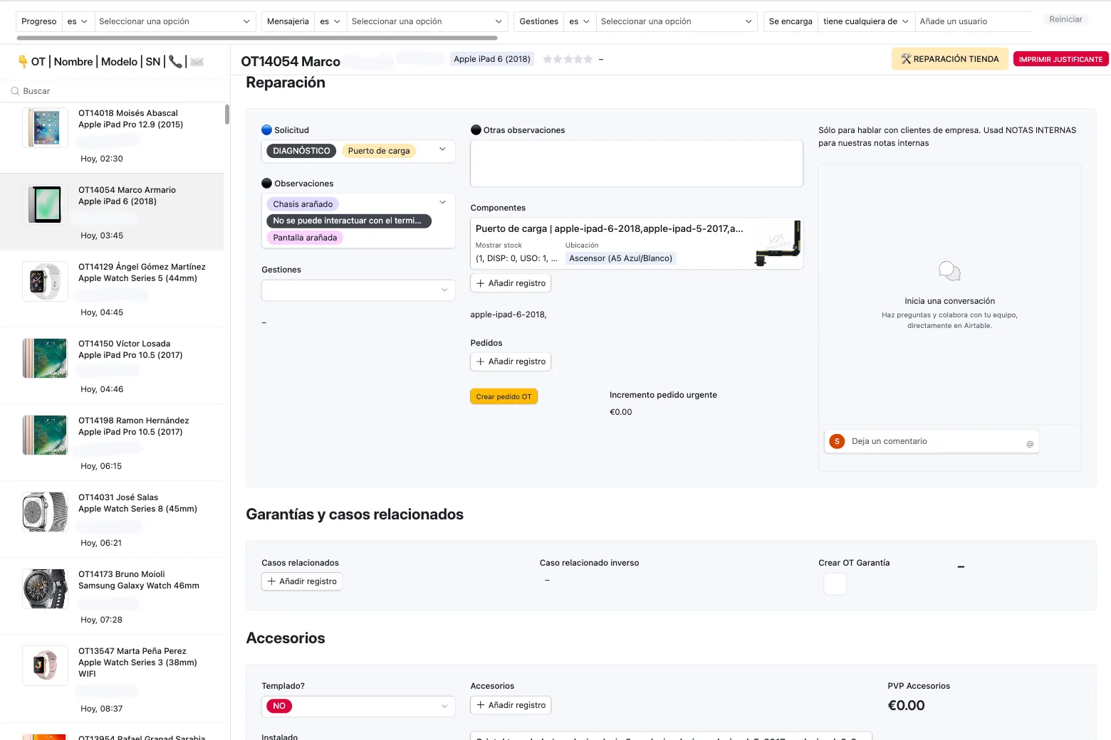 Interfaz Airtable — pestaña de reparación con piezas, garantías y accesorios