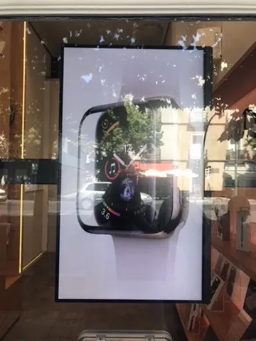 Pantalla digital en escaparate — Apple Watch