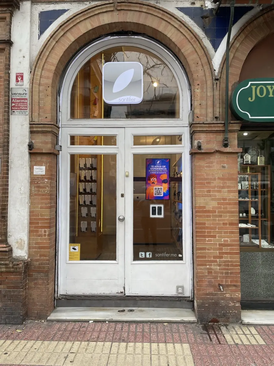 Fachada de Santifer iRepair — tienda de reparación de móviles en Madrid