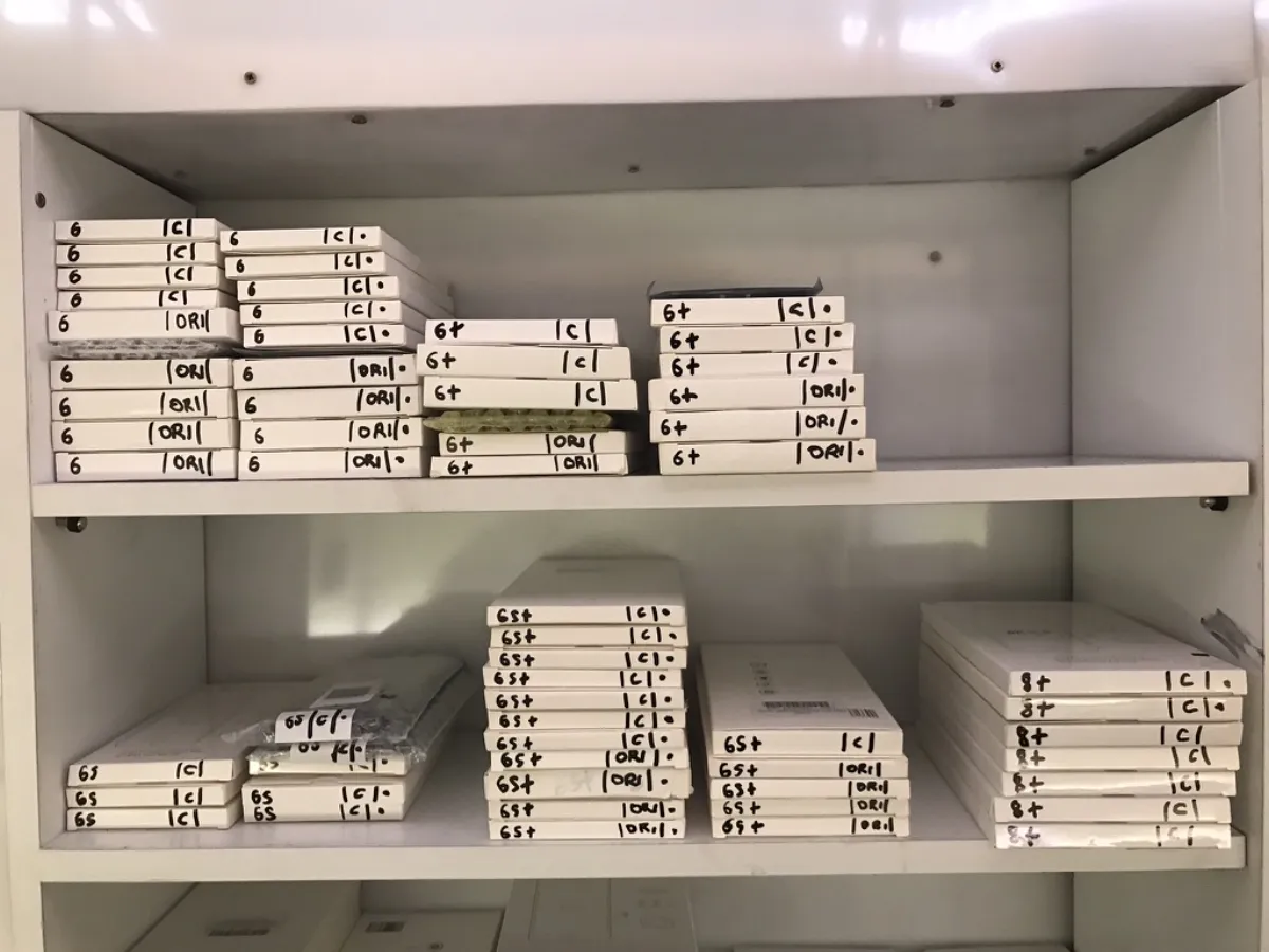 Pantallas de iPhone organizadas por modelo en estantería