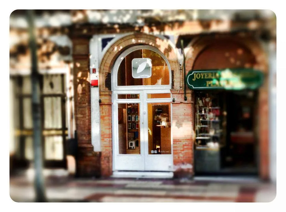 Santifer iRepair storefront — Seville