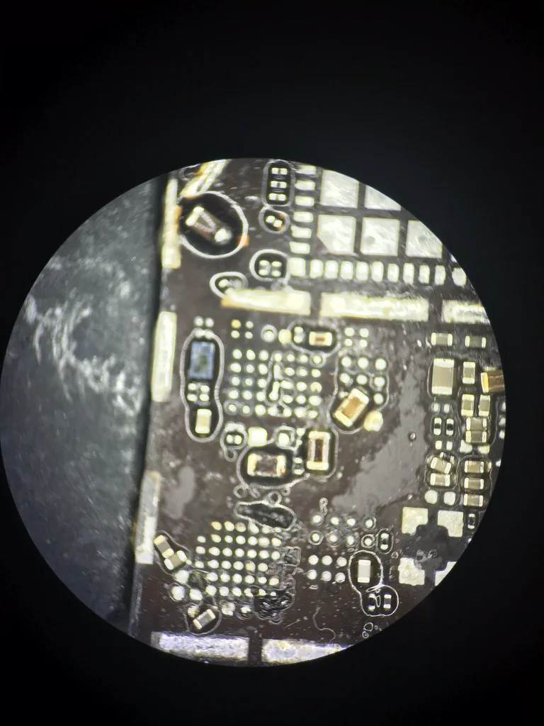Vista de PCB bajo microscopio